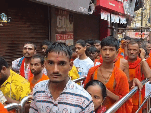 सावन का तीसरा सोमवार- काशी विश्वधाम में उमड़ी भीड़:3KM लंबी लाइन लगी, हेलिकॉप्टर से कांवड़ियों पर पुष्पवर्षा होगी 4 gifmagicsite 63 1786934258 AHAaTp