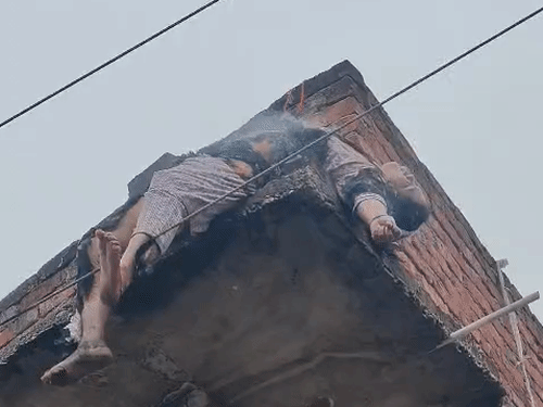 लखनऊ में हाईटेंशन लाइन से महिला 5 मिनट जली:शरीर से धुआं उठा, बेहोश होकर छज्जे पर लटकी रही, छत पर कपड़े सुखाने गई थी 1 gifmagicsite 78 1786873477 bvVgQo