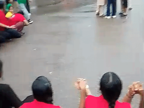 लखनऊ में जेन-अल्फा फिर सड़कों पर:शिक्षकों की कमी पर ब्लॉक कर दिया कानपुर बाईपास, नारे लगा रहे- हमारी मांगें पूरी करो 1 gifmagicsite 85 1786934580 oBcfY8