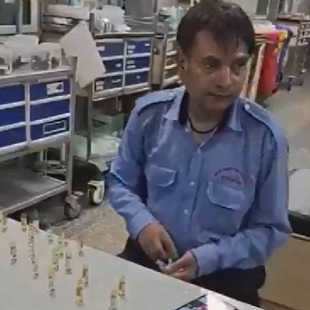 जिला अस्पताल में गार्ड भर रहा था सिरिंज में दवा:नोएडा में गार्ड और नर्स की गई नौकरी, निजी एजेंसी को नोटिस मिला 1 new project 2026 08 15t173033133 1786882263