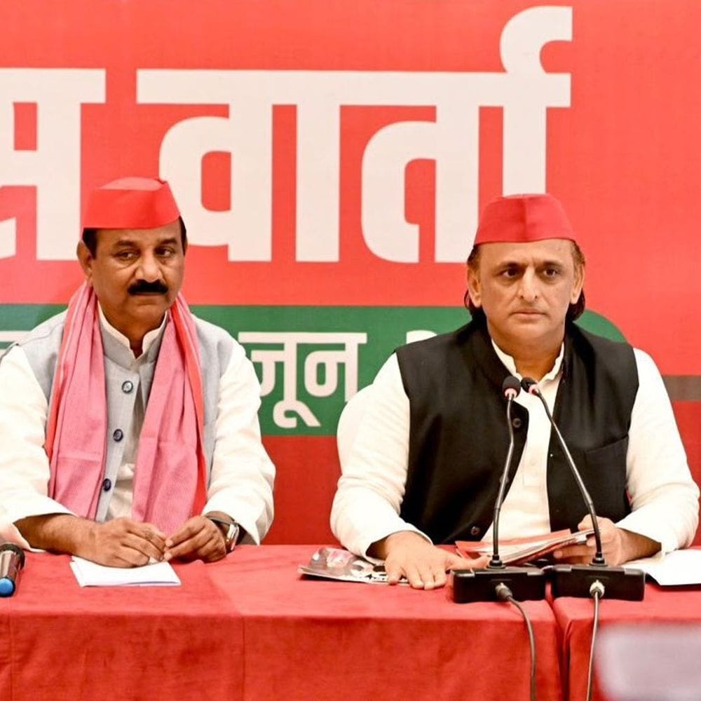 हवा का रुख बदला तो टूटने लगीं 'शाखाएं'...:राजर्षि टंडन मुक्त विश्वविद्यालय के कुलपति के इस्तीफे पर अखिलेश का तंज 1 whatsapp image 2026 08 16 at 63129 pm 1786885329 iRjfe1